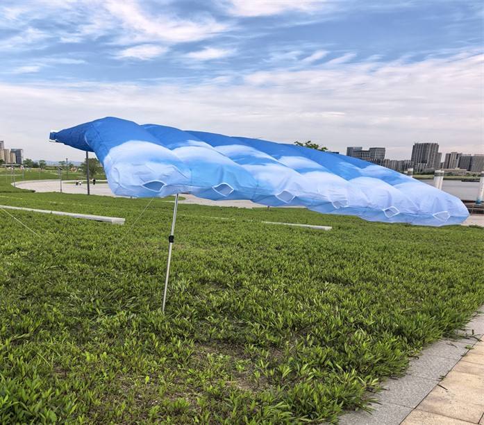 Tenda parasole alimentata dal vento all'ombra di Silent Beach